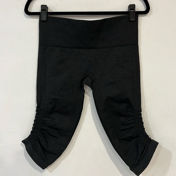 Lululemon In The Flow Crop II Leggings Woven Scrunch Capri
In Gray size 8 - Picture 3 of 15